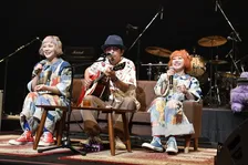PUFFY、30周年記念日ライブに奥田民生がゲスト登場　3人によるレアなアコースティックセッションも