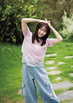 日向坂46新センター藤嶌果歩、笑顔がまぶしすぎるキュートグラビア　『マガジン』表紙に登場