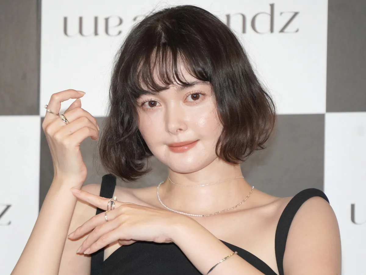 玉城ティナ、30歳を前に「第2章」を意識　黒のタイトドレスに自身考案のジュエリー輝く