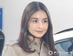 滝沢眞規子、次女の高校卒業式でイギリスへ　夫婦でのサイクリング姿に「絵になる」「ハリーポッターの世界」の声