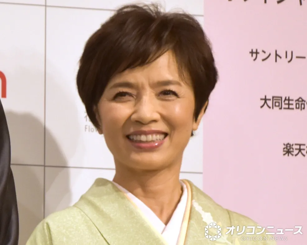榊原郁恵、俳優の長男・渡辺裕太の舞台観劇へ　親子で並んだ記念ショット公開「お2人良く似ていて、ほほ笑えましいです」「素敵なお写真」