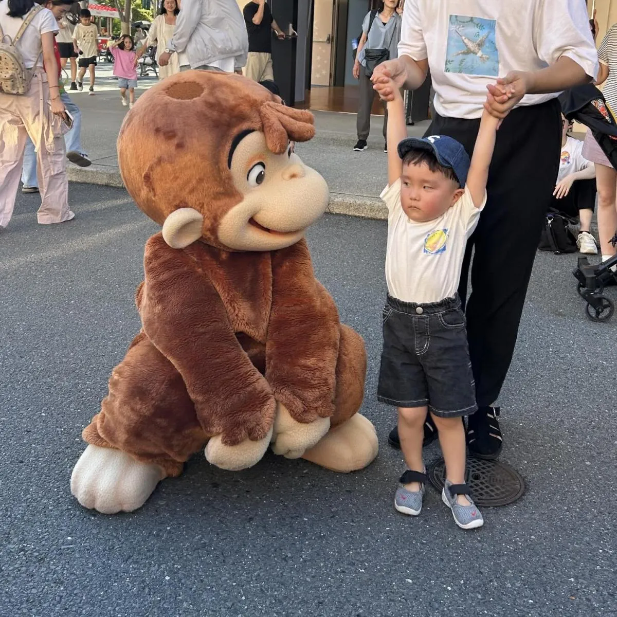 「写真撮りたい言うたんあんたやで」　母のツッコミ不可避、おさるのジョージの前で“無”になる男の子