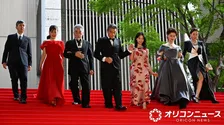 舘ひろし、レッドカーペットで西野七瀬をダンディにエスコート