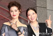 大地真央＆真矢ミキ、“大階段”のレッドカーペットに登場「宝塚では間に合わなかったんですけど」
