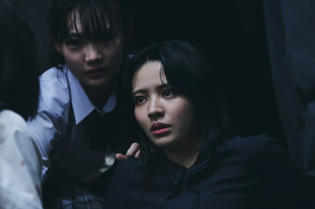 FRUITS ZIPPER鎮西寿々歌、映画単独初主演作『だぁれかさんとアソぼ？』不穏すぎる場面写真11点解禁