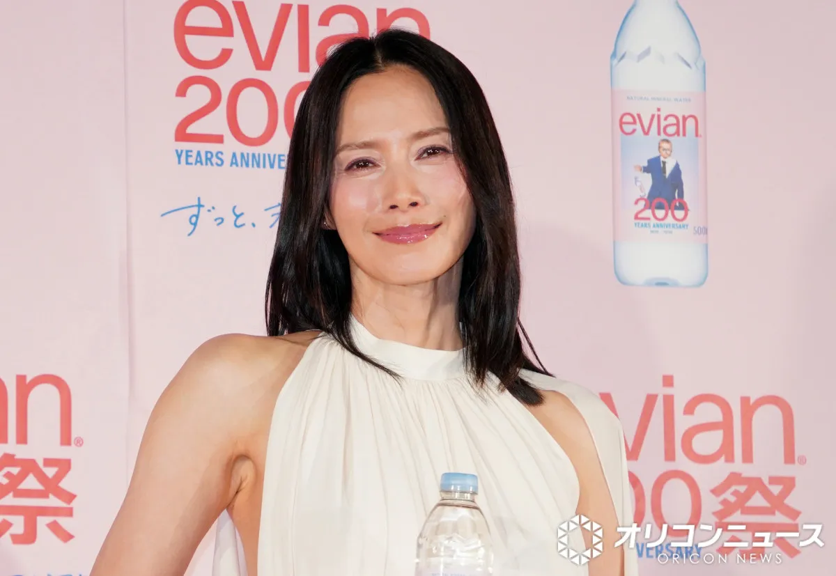 中谷美紀、背中あらわな白のロングドレスで登場　“水の精”イメージしエビアン200周年祝う