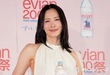 中谷美紀、背中あらわな白のロングドレスで登場　“水の精”イメージしエビアン200周年祝う