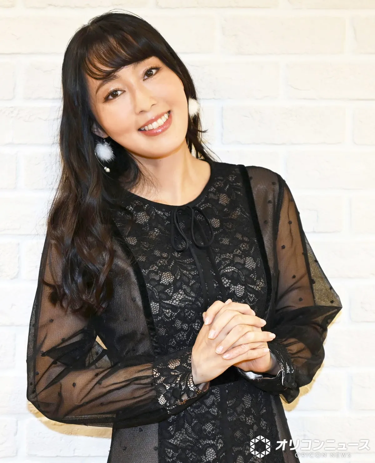 右腕骨折の人気声優、近影話題　ギプス姿で「マジで痛々しい」「お大事に」