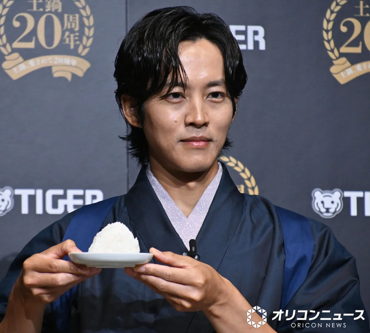 松坂桃李、着物姿で艶やかにおにぎり握る　口いっぱいにほお張り「これはおいしい！」