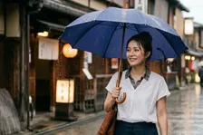 傘をさしていても服が濡れる…梅雨の不快感を解消「梅雨の時期までに備えたい」”撥水ウェア”という選択肢