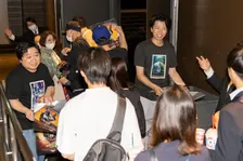「本物!?」…大阪で『スター・ウォーズ』最速上映、会場に現れた芸人に驚きの声「ニッポンの社長や！」