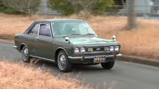 57年間新車ワンオーナー！86歳オーナーが乗り続けるダットサン“名車”「横顔が素敵なんですよ」　“激レアナンバー”におぎやはぎ感激