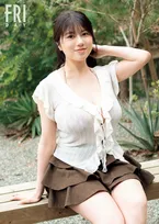 グラビア界注目の超大型新人・加藤玲菜、『FRIDAY』表紙&巻頭で圧巻の美ボディ披露