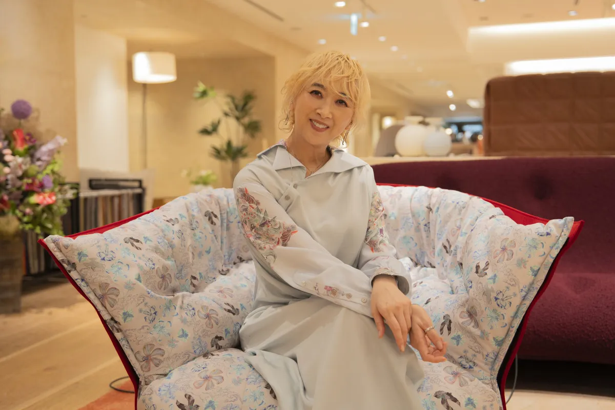 元宝塚トップ・紫吹淳、金髪＆“幻想的”ドレス姿で登場　自宅の“こだわりインテリア”明かす「宝塚を退団した時に買った…」