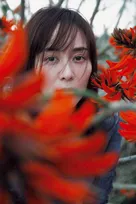 比嘉愛未、花に包まれ強い眼差しを魅せる　“初”エッセイ集『またね。』収録カット解禁