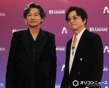 【CAA】ポルノグラフィティ、オレンジカーペット登場　遊び心あふれるスーツ姿披露