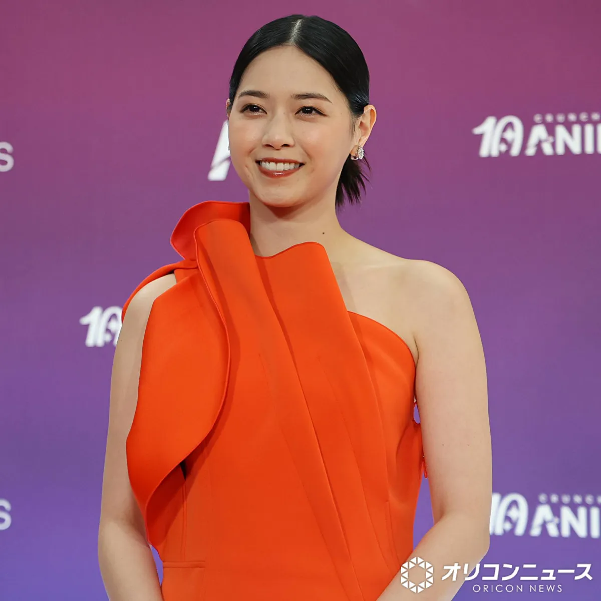 【CAA】西野七瀬、肩見せオレンジドレスで華やかオーラ　会場から熱視線