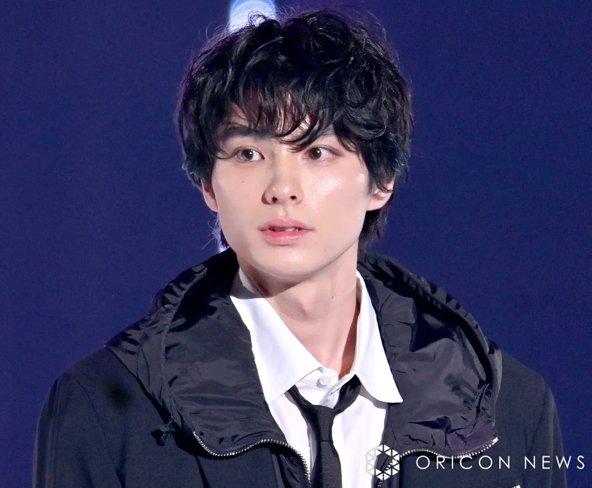 【めおと日和】本田響矢、金髪スーツ姿で“ドラマ公式ポーズ”を改めて「お知らせ」　自身考案の“非公式”ポーズも合わせて披露「レアな金髪姿の瀧昌様の永遠ポーズが見れるとは」