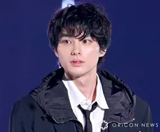 【めおと日和】本田響矢、金髪スーツ姿で“ドラマ公式ポーズ”を改めて「お知らせ」　自身考案の“非公式”ポーズも合わせて披露「レアな金髪姿の瀧昌様の永遠ポーズが見れるとは」