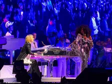 YOSHIKIが急遽来日　世界的レジェンドのステージに登場　ダイアナ・ロス来日公演で名曲をピアノ演奏