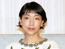 安藤サクラの登場に大反響「え？コラボ凄い」「豪華すぎる」　「I.O.I」最新曲に合わせ“貴重な”ダンスチャレンジを披露