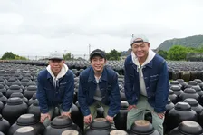 相葉雅紀＆小峠英二＆あばれる君、黒酢の仕込みとアレンジ料理学ぶ　調理の合間には料理の“あるあるネタ”トーク展開