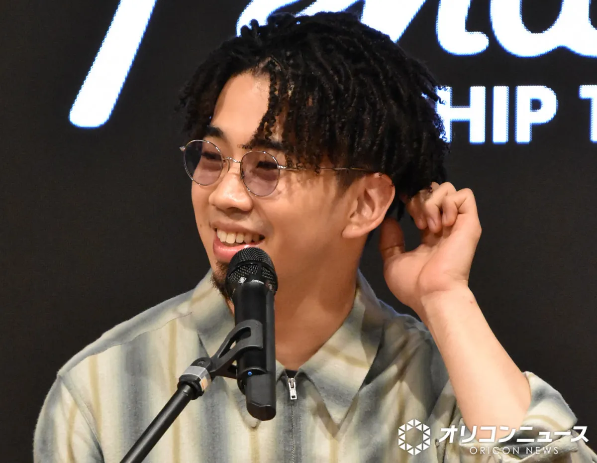 手違い？ King Gnuのメンバー、JAL動画でまさかのガチCA体験姿　大反響「激ヤバ」「激レア」