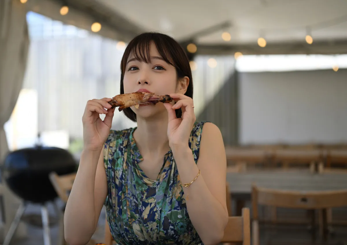キャスター・中川絵美里がカメラマンに　第一弾は鷲見玲奈のデジタル写真集「気がつけば無我夢中でシャッターを」