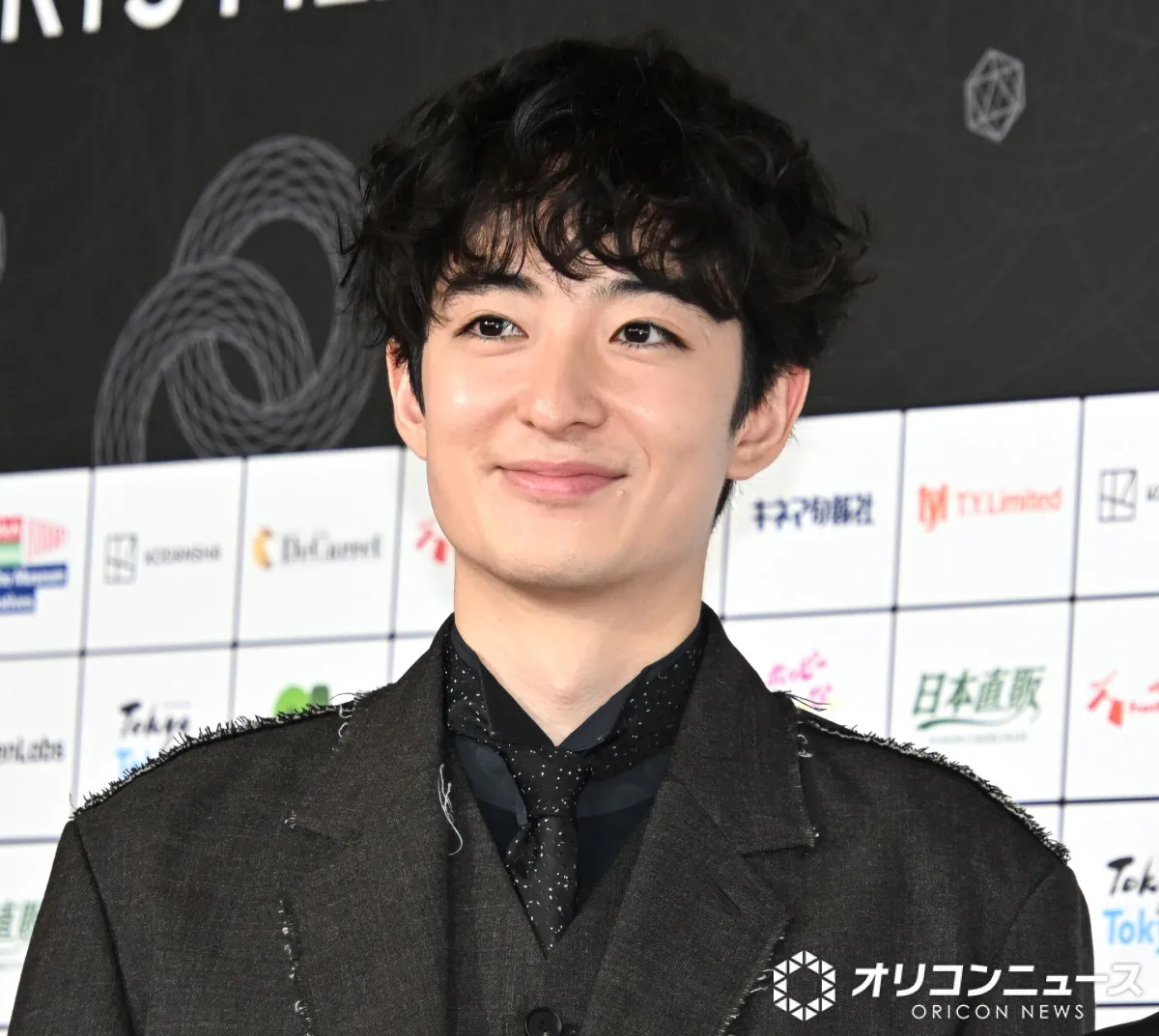濱正悟、シックな黒スーツでレッドカーペットに登場　短編映画『しろくま』初上映「感想がとても楽しみ」