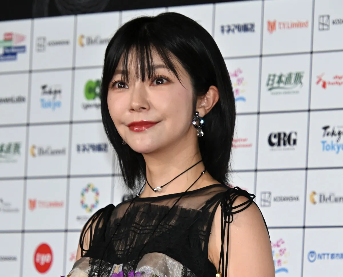 伊瀬茉莉也、フリルたっぷりな衣装でレッドカーペット　イベントに花添える