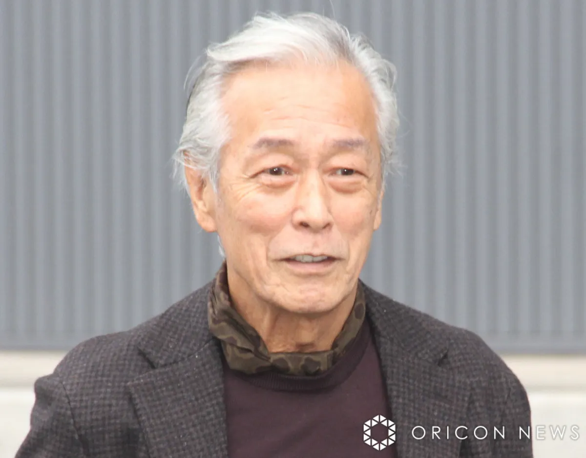 75歳・岩城滉一、8年かけて探し出した“愛車”に「大事に死ぬまで乗っていたい」　55年前の“世界的名車”に白スーツで乗り込みドライブ