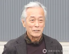 75歳・岩城滉一、8年かけて探し出した“愛車”に「大事に死ぬまで乗っていたい」　55年前の“世界的名車”に白スーツで乗り込みドライブ
