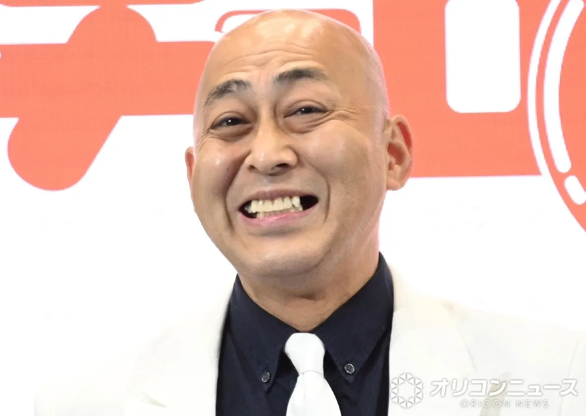 錦鯉・長谷川雅紀、“グレイヘア”姿の別人級ショットに驚きの声「一瞬誰かわからんかった」「ハンサムだなぁ」「なんか似合ってます（笑）」