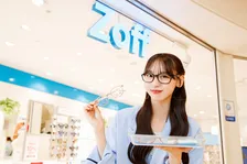 NMB48泉綾乃、なんばの「Zoff」でガチコスプレ　水色の白衣×メガネ×店舗“あるある”