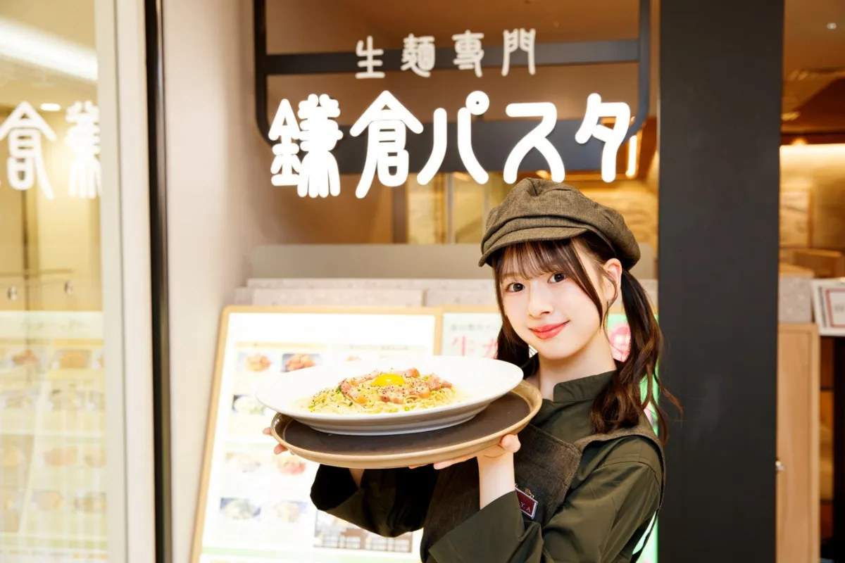 NMB48青原優花、なんばで「鎌倉パスタ」本気コスプレ　本当のカルボナーラ大盛りを持つ
