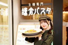 NMB48青原優花、なんばで「鎌倉パスタ」本気コスプレ　本当のカルボナーラ大盛りを持つ