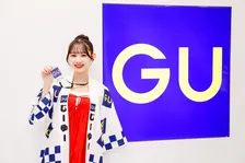 NMB48岡腰星来、なんばで「GU」店員になりきる本気コスプレ　全身GUコーデ×法被で服をたたみ続ける