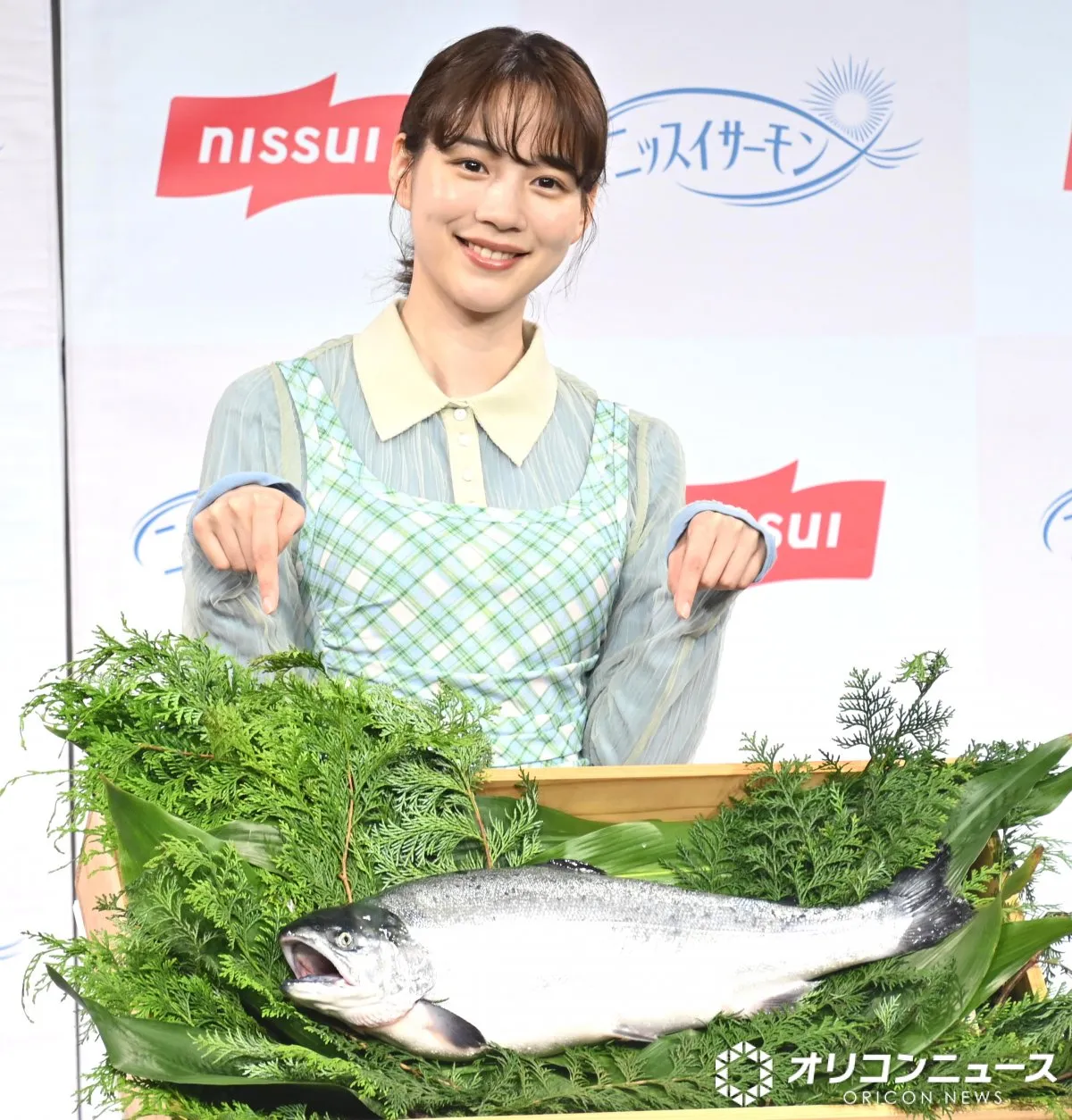 のん、海をイメージした衣装で登場　新CMでは「自分がサーモンになったような気持ちに（笑）」