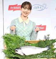 のん、海をイメージした衣装で登場　新CMでは「自分がサーモンになったような気持ちに（笑）」