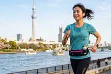 「スマホと鍵だけ持ちたい」「走る人にも、小荷物派にも」“手ぶら”で快適なランニングポーチ