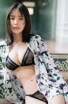 新田さちか、写真集未収録のアザーカットを特別掲載　『ヤンジャン』表紙に登場
