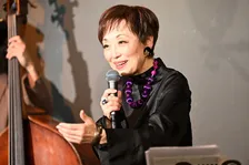 クミコ、新宿「シャンパーニュ」でリリースライブ　“物語”を描く新アルバムの世界観届ける