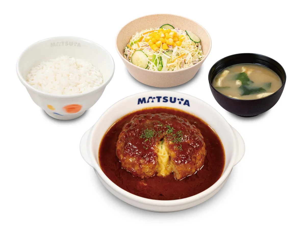 松屋、「溢れる3種の濃厚チーズINハンバーグ」登場　圧倒的ボリュームととろける体験を届ける“自信作”