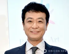 中山秀征、イギリスで絵を学ぶ四男の卒業式に妻と参加　息子の“見事な作品”に反響「スゴイ才能！似てるし」「才能の塊」
