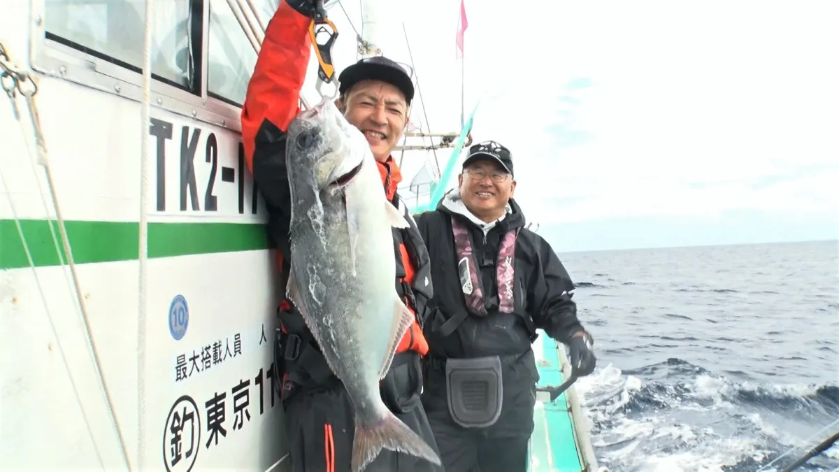 つるの剛士、大型カンパチと勝負　手に汗握る力と力の攻防
