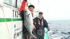つるの剛士、大型カンパチと勝負　手に汗握る力と力の攻防
