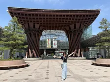 志田未来、大ファン・FRUITS ZIPPERの推しメンバー明かす　金沢の神社で推しカラーのお守り探す
