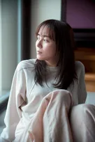 比嘉愛未、“ほぼすっぴん”で胸の内を明かす　「私は人に執着しないはずなんですが、恋愛となると…」