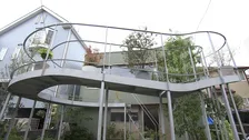 建築家が設計した新居、日当たり問題に大胆アイデア　家の前に“空中庭園”【住人十色】