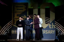 「何ヶ国語話せるの？」&TEAM、バスケ「B.LEAGUE」授賞式でプレゼンター　選手から驚きの声も